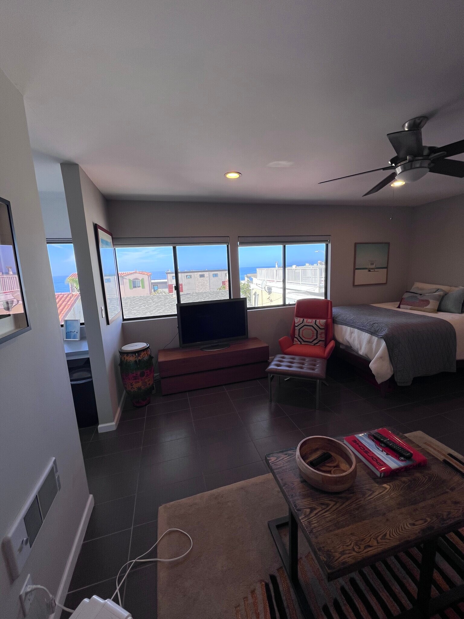 Building Photo - 3005 Crest Dr