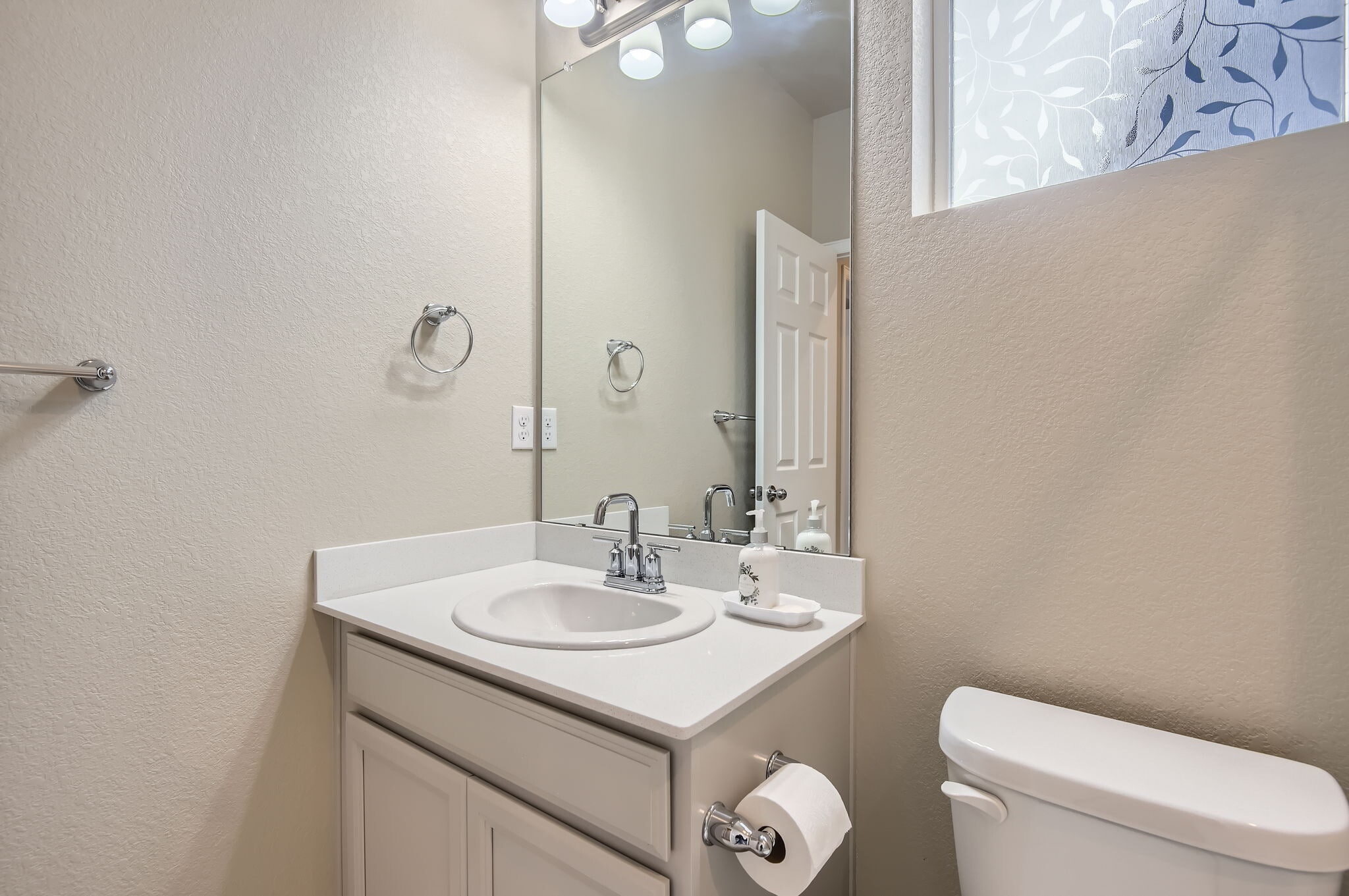 1st Floor Full Bath - 588 Silver Rock Trl