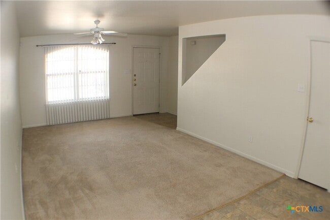 Building Photo - 102 E Robin Ln