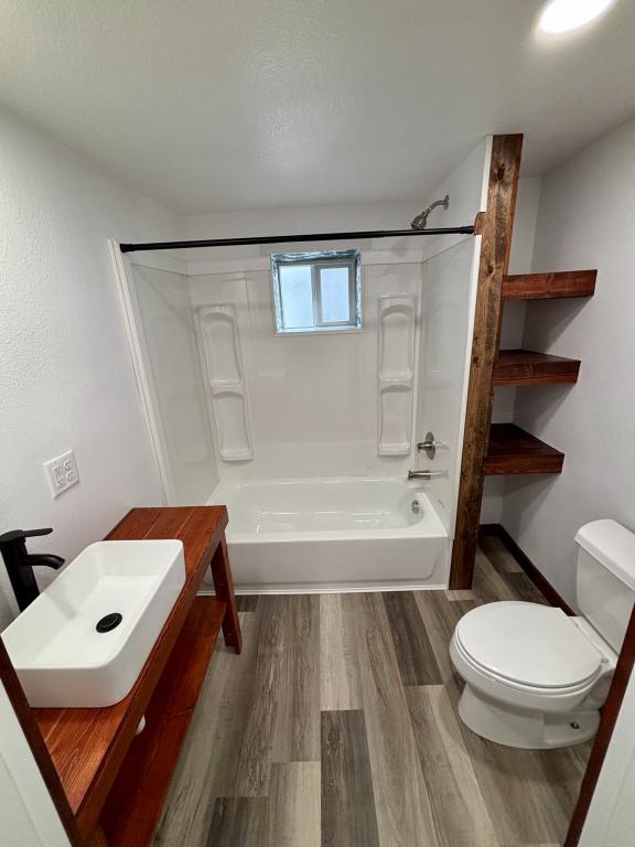 Building Photo - 360 Amoretti St