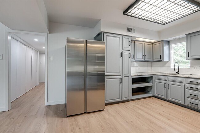 Building Photo - 568 W Quill Dr