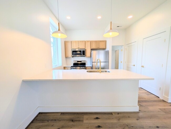 Building Photo - 5900 Fort Ave