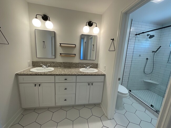 Building Photo - 4 Bedroom 3 Bath 2 Story Home With Family ...