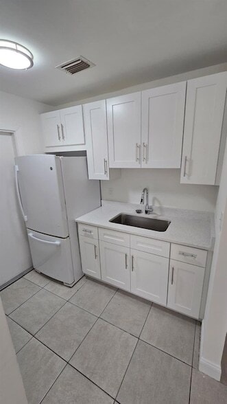 Building Photo - 632 W 2nd St