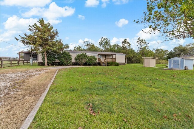 Building Photo - 15930 Pine St