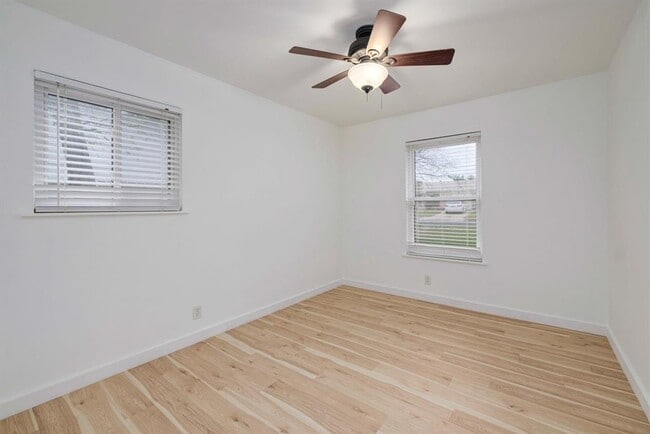 Building Photo - 8525 Maine Dr