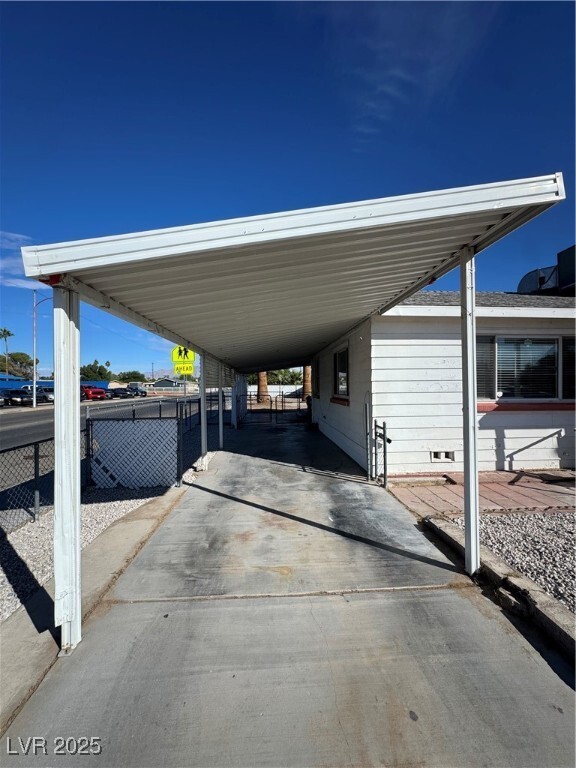 Building Photo - 1300 E Nelson Ave