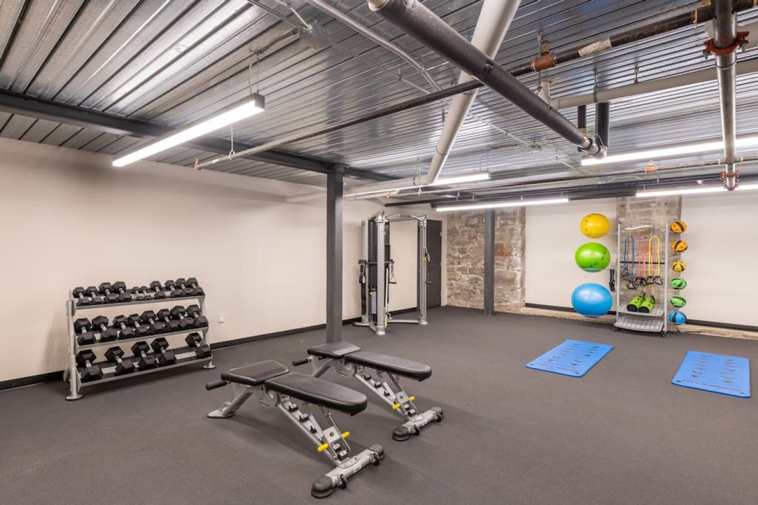 Building Photo - 1009 W Juneau Ave