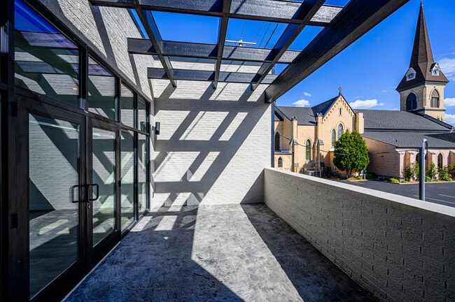 Building Photo - 423 W College Ave