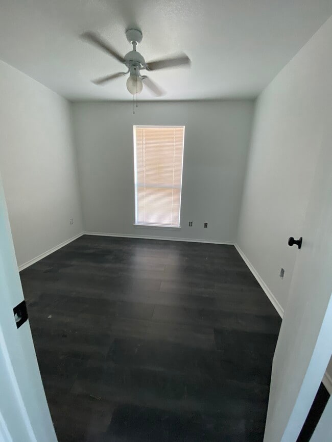 Building Photo - 3017 Hillsdale Ave