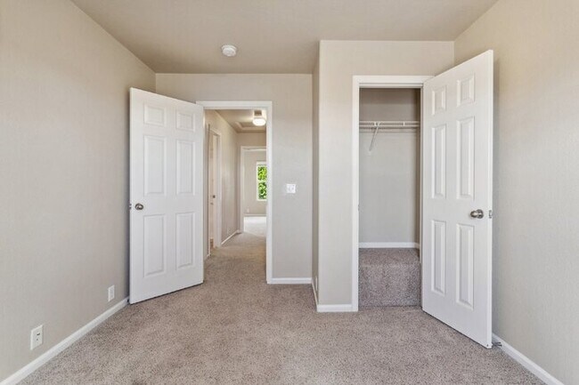 Building Photo - Well-Maintained 3-Bedroom Townhome with Central A/C and Open Layout