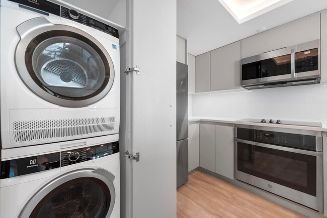 Building Photo - 400 South Pointe Dr