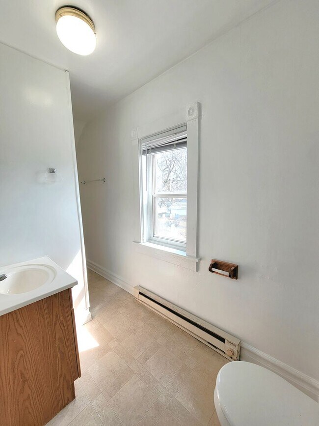 Building Photo - 633-633 1/2 Spring Street