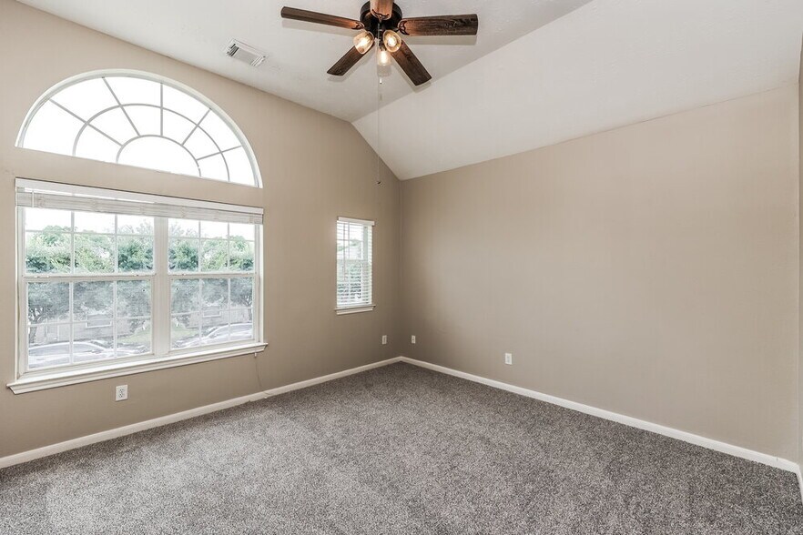 Building Photo - 814 Forest Ivy Ln