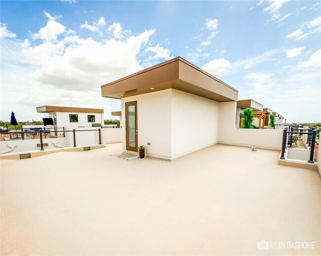 Building Photo - 627 Petit Wy