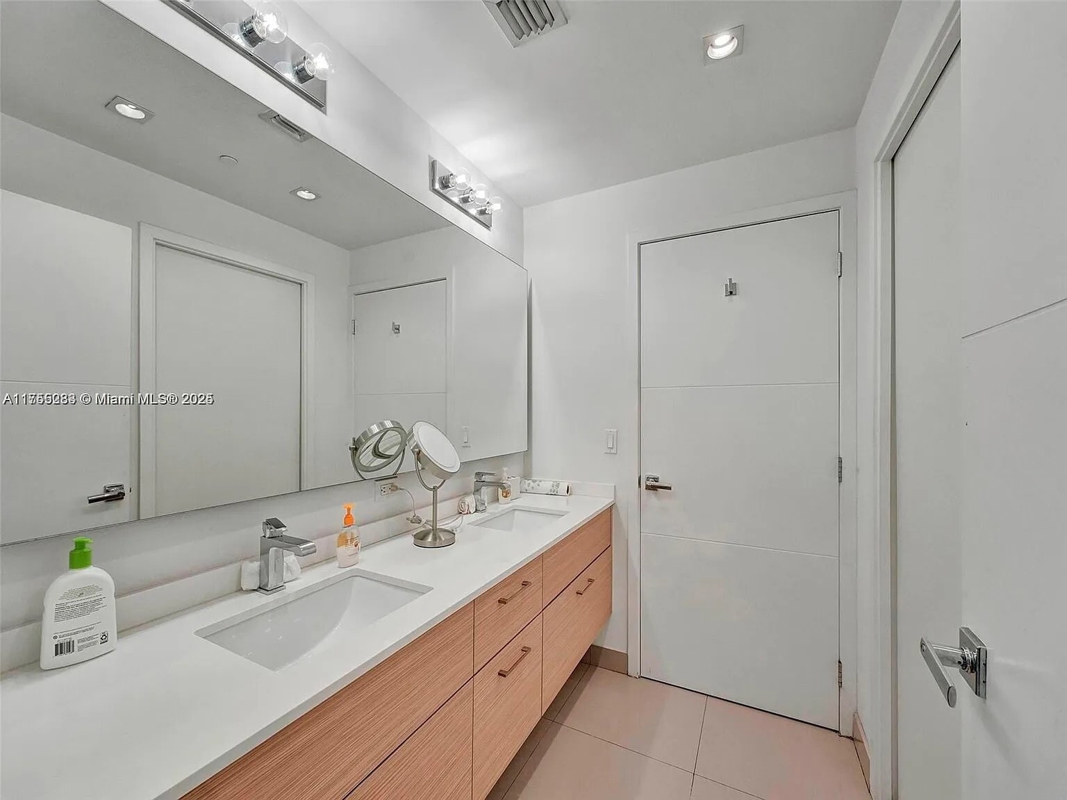 Building Photo - 600 NE 27th St