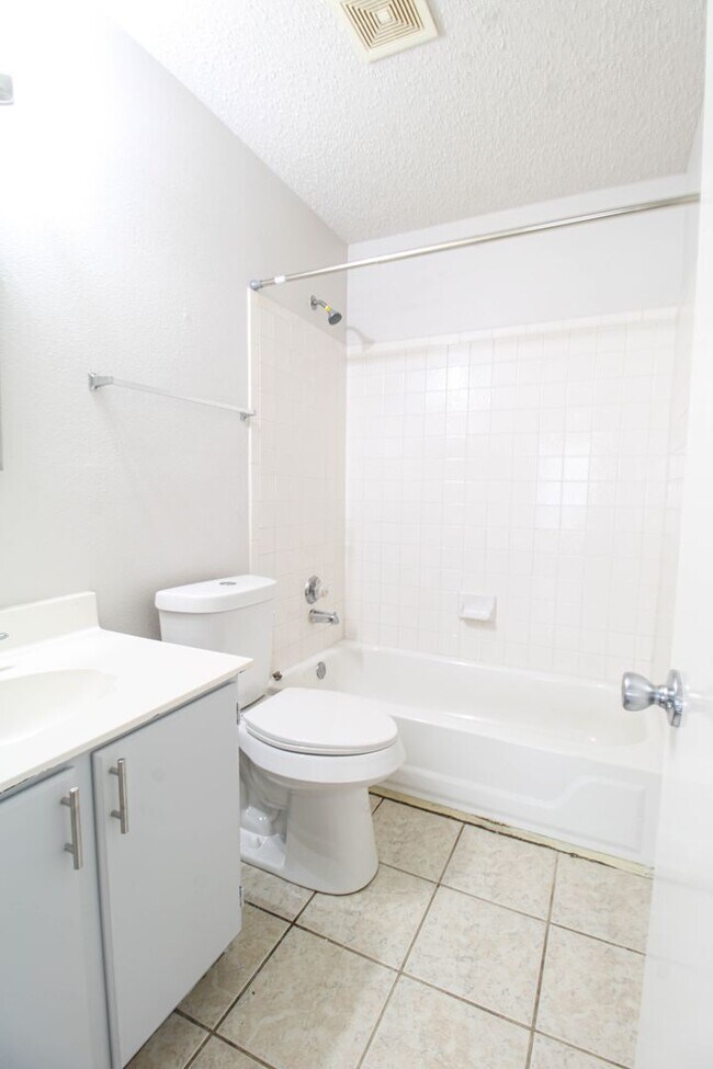Building Photo - 5515 Kenton Bluff
