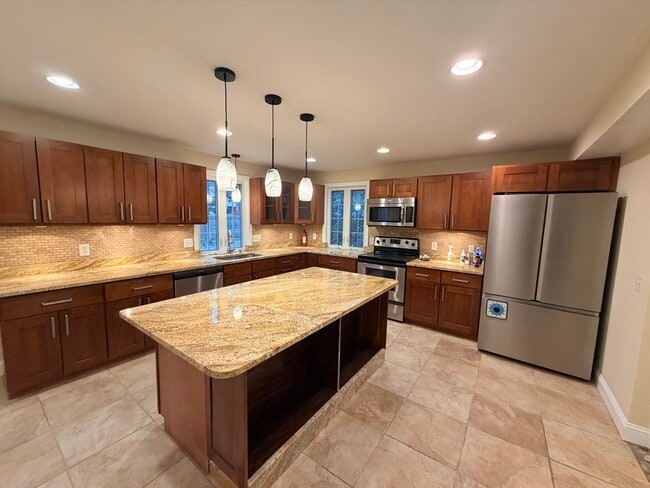 Building Photo - 112 E Quinobequin Rd