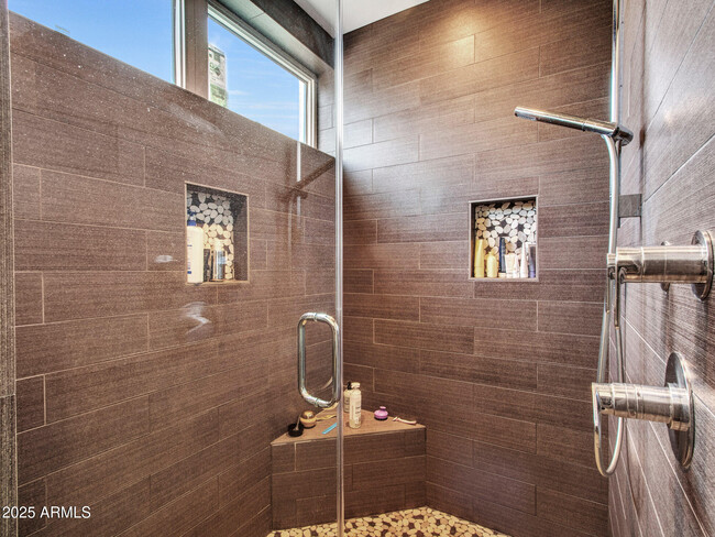 Building Photo - 6031 E Paradise Dr