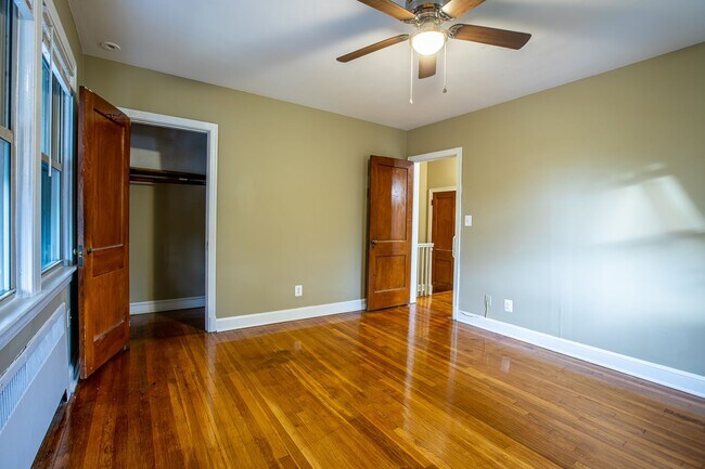 Building Photo - Charming 3 BR/3 BA Semi-Detached Home in F...