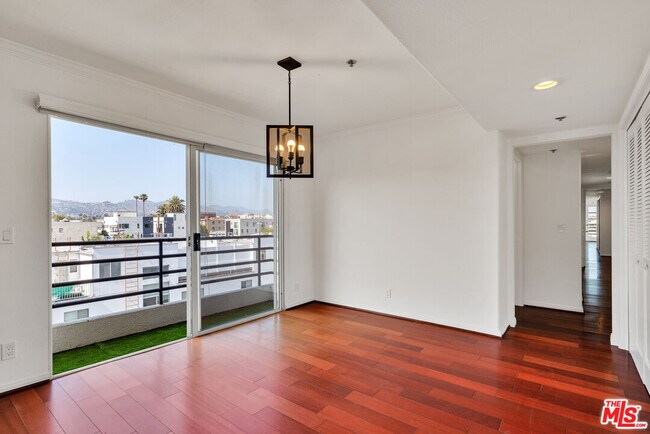 Building Photo - 116 S Croft Ave