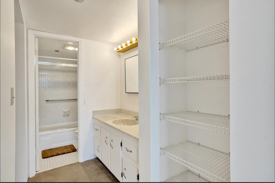 Building Photo - 1200 Saint Charles Pl