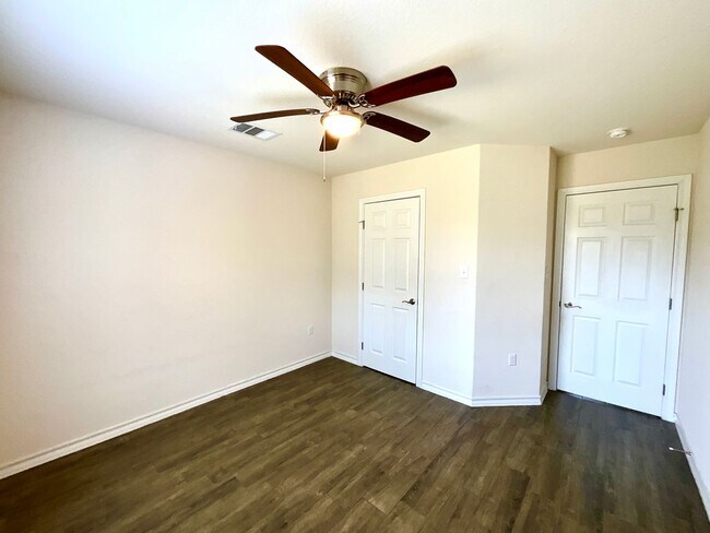 Building Photo - *COMING SOON* Lake Life Meets Modern Comfort in Kingsland!