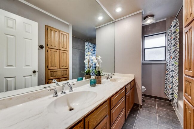 Building Photo - 7825 Silveridge Dr