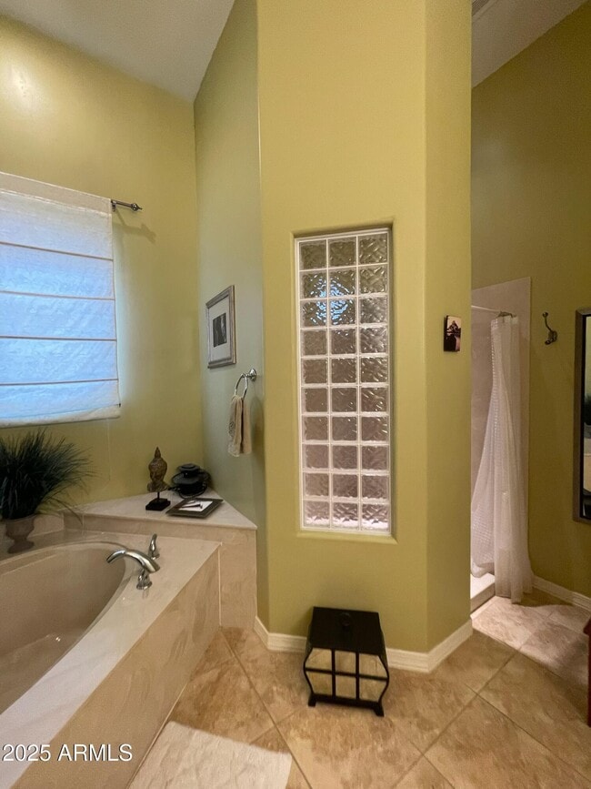 Building Photo - 5715 E la Privada Dr