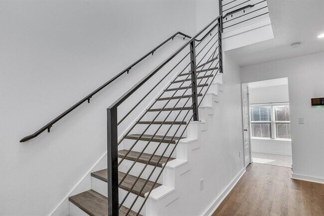 Building Photo - 6211 Manor Rd