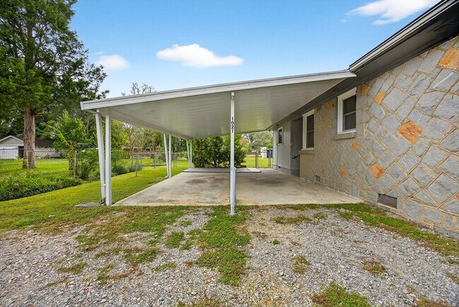 Building Photo - HUGE YARD IN THE HEART OF WECO!