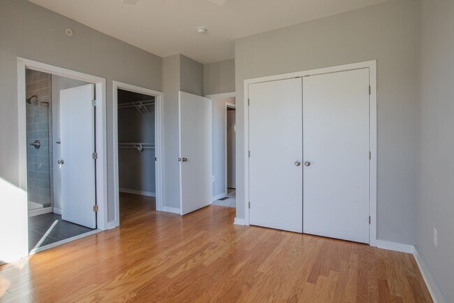 Building Photo - Gorgeous 4 BR/3.5 BA EOG Townhome in Silve...