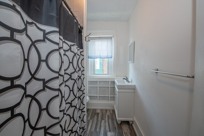 Building Photo - 505 E 19th St