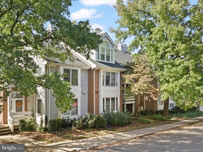 Building Photo - 7596 Lakeside Village Dr