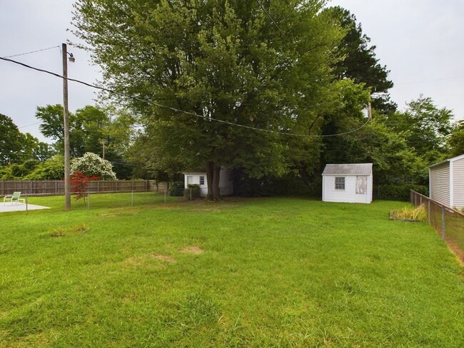 Building Photo - 3005 Putney Rd