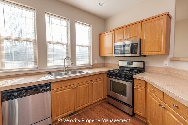 Building Photo - NW Redmond Townhome - Recently Remodeled with all new flooring and paint!
