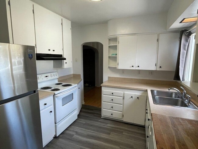 Building Photo - Three Bedroom with Fenced Backyard and Shed