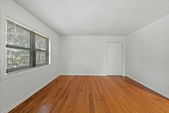 Building Photo - 306-306 E 19th St