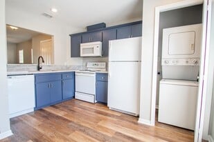 Building Photo - 405 S Lake Ave