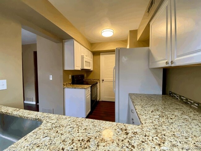 Building Photo - 1504 Meadowside Dr