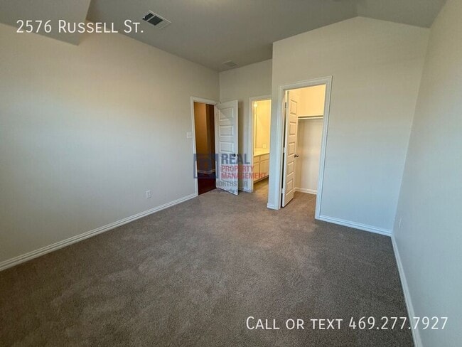 Building Photo - 2576 Russell St