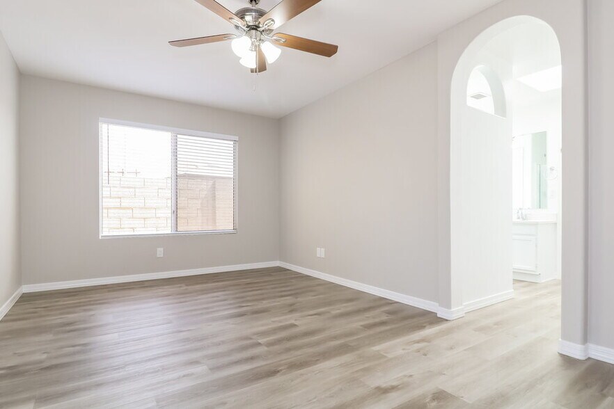 Building Photo - 5537 N 76th Dr
