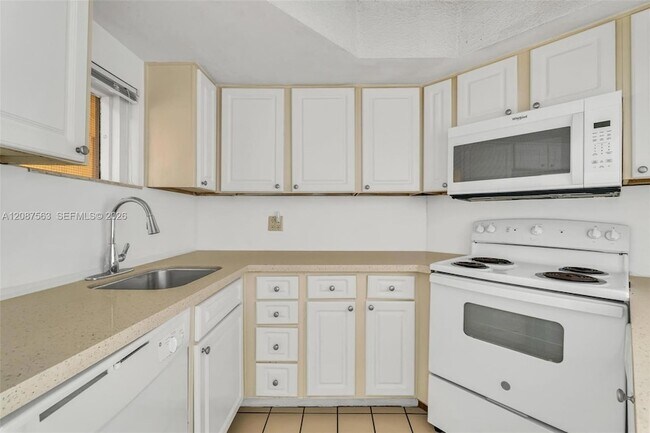 Building Photo - 8255 Lake Dr