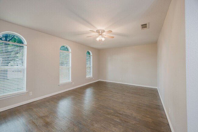 Building Photo - 4 Bedroom, 3 Bath Home Gorgeously Remodeled