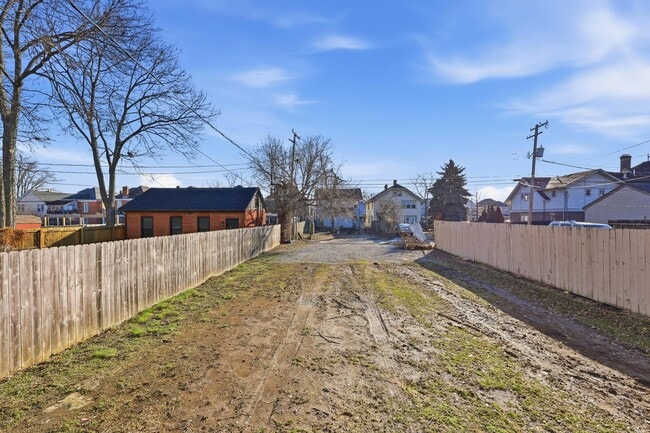 Building Photo - 1452 Summit St