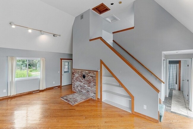 Building Photo - 370 Harwood Ave