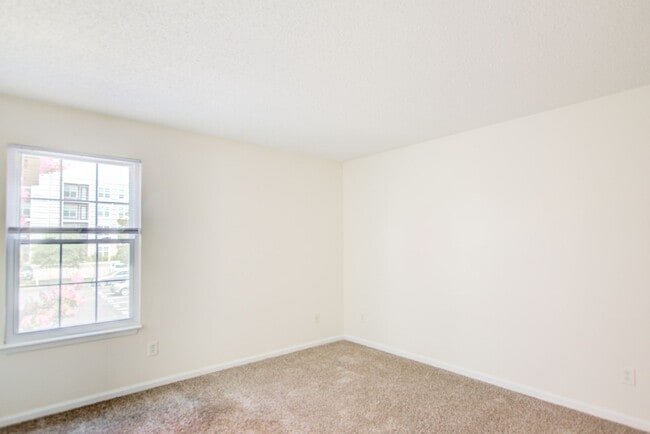 Building Photo - 2 Bedroom, 2 Bath Updated Condo, Newpointe...