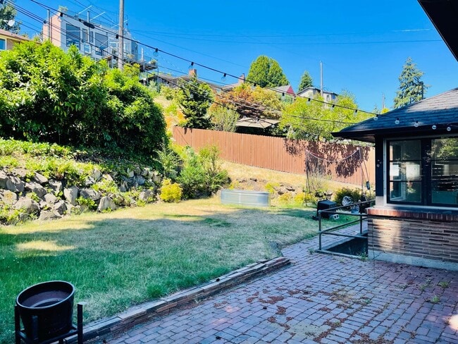 Building Photo - Beautiful Craftsman House in Quiet Queen Anne Neighborhood!