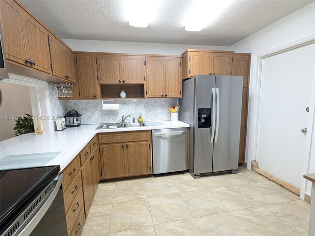 Building Photo - 330 SE 2nd St