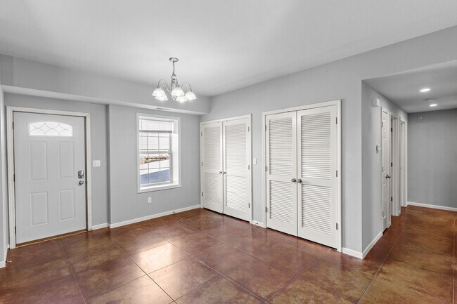 Building Photo - 3BR/2BA ON EAST CAMPUS!